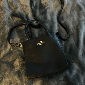 Hello!! I’m looking to give a home to this really cute coach bag!!